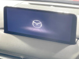 【10.25インチマツダコネクト】車内の雰囲気にマッチした大型ディスプレイ。スマホ接続でのナビ使用やBluetooth再生等、様々な機能が楽しめます。直感的なダイヤル操作が可能で、使い勝手も良好です。