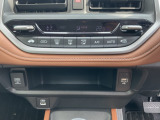温度を調節すれば、自動で風量調整もしてくれるAUTOエアコン機能も付いています★