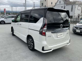 プライバシーガラス。これがあれば後部座席の中が見えにくくなります。