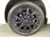 タイヤサイズは235/50R20となります。専用のブラックメタリック塗装のホイールがカッコいい!