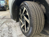 タイヤサイズは245/45R19です。
