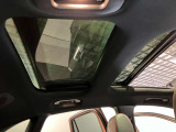 パノラミックスライディングルーフで明るい車内をお楽しみいただけます。UVカットで日差しの強い日も安心です。