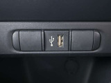 USBを接続できます。シガーソケットからではないので変換しなくても大丈夫ですね。