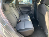 フィットの後部座席です。車自体の高さはホンダ車の中では低めの車ですが座っても窮屈さは感じません!是非実際に乗りにいらしてください!