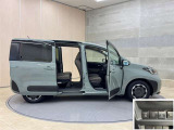 スライドドアは子供やお年寄りでも乗り降りしやすい!狭い場所に駐車した時、壁や隣の車にドアをぶつける心配もありません。雨の日で濡れにくく、お子様のいるママにもおススメな機能です!☆両側電動です♪☆