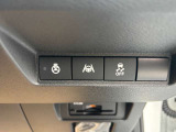 すっきりした運転席周りにはナビやエアコンの操作パネルを設置しておりますので、お一人での運転でもご安心できます。