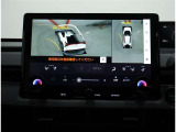 サイドクリアランスビュー表示中に、旋回時の運転操作に合わせて自動で車両を斜め後方から見たような映像を表示。