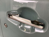 スマートキーを所持している状態でロックボタンを押すと、車両すべてのドアの解錠や施錠を行うことが出来ます。
