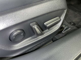 スイッチ一つでシート調整可能な電動パワーシートです。 細かい調整ができるので、何時でも思い通りのポジションが取れますね。