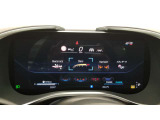 メーターパネルには、速度計、タコメーター、ナビゲーションの案内などドライビングに必要な情報を見やすくカラー表示します。