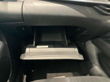 車検証入れになどにも使える便利な収納BOXあります。