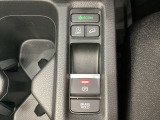 セレクトレバーの下に電子制御パーキングブレーキがあります。スイッチひとつで、停車した地点の傾斜などをシステムが検知・判断してブレーキ力を自動的に制御し、しっかり停車できるパーキングシステムです。