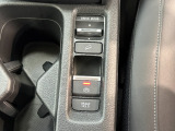 電子制御パーキングブレーキは信号待ちでも便利。いつもより運転がラクになるはずです。