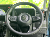 握りやすい形状で手になじみ、左右のスイッチから各種機能にアクセスできます。視線を大きく移さず操作しやすい配置で、運転中の使い勝手にも配慮。毎日の移動をサポートする便利な装備です。