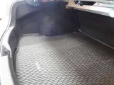 荷室の奥行きと床面形状を確認できます。
