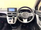 シンプルな運転席周りです。インパネ周りの各操作スイッチ類も使いやすいよう配置されています!