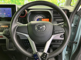 手に取りやすい位置にまとまったステアリングで、運転席に座ったまま各種スイッチにも手が届きやすい構成です。メーターや画面を確認しながら操作しやすく、毎日の運転を快適にサポートします。