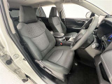 前席はセパレートタイプ!小物入れを兼ねたひじ掛け付で長時間の運転に重宝します!シート位置が高めで乗り降りしやすい!
