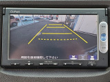 目安となるガイドライン付きのバックカメラを装備しているので、慣れない場所での車庫入れも安心です。