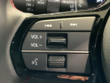 ステアリングにオーディオ操作スイッチが付いています。オーディオ画面に直接タッチしなくても操作が出来ますので、運転に集中できます。