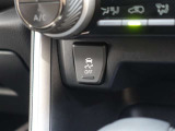 トラクションコントロールが装備されております♪すべりやすい路面での発進時や加速時にタイヤの空転を抑え、駆動力確保に貢献する機能です☆詳細は販売店スタッフまでおたずねください!