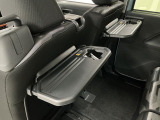 【シートバックレバー】運転席は、インパネのスイッチとシート下のハンドル、またはシートバックのスイッチとレバーを操作することでスライドが可能。