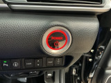 【ENGINE START/STOP】スマートキーをポケットやバッグに入れたままで、キーを差し込むことなくボタンを押すだけでエンジンが始動します。