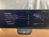 カメラが車線を認識してはみ出しそうになるとステアリングアシストが介入するレーン・キープ・アシストシステムを装備しております。お好みで作動・非作動の設定も可能です。