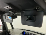 【サンバイザー】車内で身だしなみを整えるためのバニティミラーがセット。お化粧直しや髪型のチェックに活用できます。