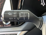 レバー上にワイパー関連の表示がまとめられ、設定内容を確認しやすい仕様です。運転席から手の届く位置に配置され、雨天時にも必要な操作へ移りやすく便利です。