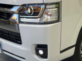 【LEDヘッドライト】悪天候や夜間走行時も良好な視界を確保し安心して運転できる高輝度LEDヘッドライトを装備!点灯速度が早く、消費電力も抑えられています。