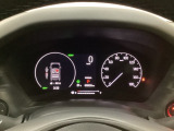 ハイブリット車専用のメーターです。右側の大型スピードメーターに加え、ステアリングスイッチを使って左のマルチインフォメーション・ディスプレイで燃費や動力伝達などの情報が見れるようになっています。