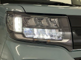【LEDヘッドライト】現代の主流のライト。明るい光が瞬時に立ち上がり、必要な場所を均一に照らします。寿命も長く省エネで、スタイリッシュなデザインです♪