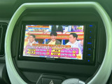 テレビ番組を表示できる画面を備えています。停車中の休憩時間などに映像を視聴でき、車内で過ごすひとときの楽しみが広がります。視聴は安全な停車中にお楽しみください。