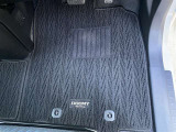 運転席側フロアマットです。使用感はございますが、目立った汚れはございません。