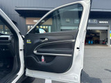 運転席ドアサイドミラーにはブラインドスポットモニターが装備されています。