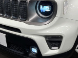 ●LEDヘッドライト:夜間走行時も良好な視界を確保し安心して運転できる高輝度LEDヘッドライトを装備!点灯速度が早く、消費電力も抑えられています。