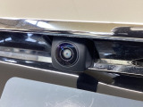 車の後方に小型カメラが付いておりバックする際の後方の様子をモニター上に表示します。