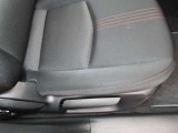 運転席シートはシートリフト機構付きで様々な体格の人に対応致します