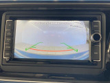 ギアをリバースに入れると車両後方の映像を映し出します。画面にはガイドラインが表示され、車庫入れや縦列駐車などの際に安全確認をサポートします。