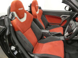 U-Carの販売だけでなく自動車保険、携帯電話の販売も行っております。