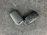 【スマートエントリーシステム】キーをポケットやバッグから取り出さなくてもドアの開閉やエンジンスタートができるすぐれものです。車の乗り降りも「スマート」に決めましょう♪