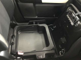 助手席の下に収納ボックスを装備