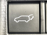 【パワーバックドア】スマートキーや運転席のボタンを押すだけでリアゲートが自動で開閉します!荷物を持っている時や、高い位置にあるバックドアを閉める際に便利な機能です♪