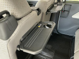 【格納式シートバックテーブル】車内でのお食事などで活躍♪カップホルダーも備えています。