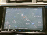 地図上に現在地や周辺の道路が表示され、目的地までの道順を確認しやすい画面です。縮尺も画面から確認でき、初めての場所へ向かう際の心強い案内役になります。