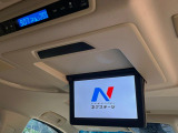 【フリップダウンモニター】大画面モニターで後席でもエンタメをお楽しみいただけます。小さなお子様にも大人気の装備です♪