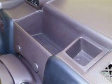 運転席にアッパートレイを装備しております。