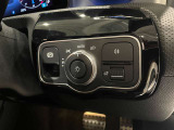 運転中にハンドルから手を離したり前方から目を逸らしたりすることなく、安全に各機能を操作する事ができます。