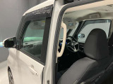 小さなお子様やご年配の方の乗車の際に乗り込みサポートのグリップがついてます。